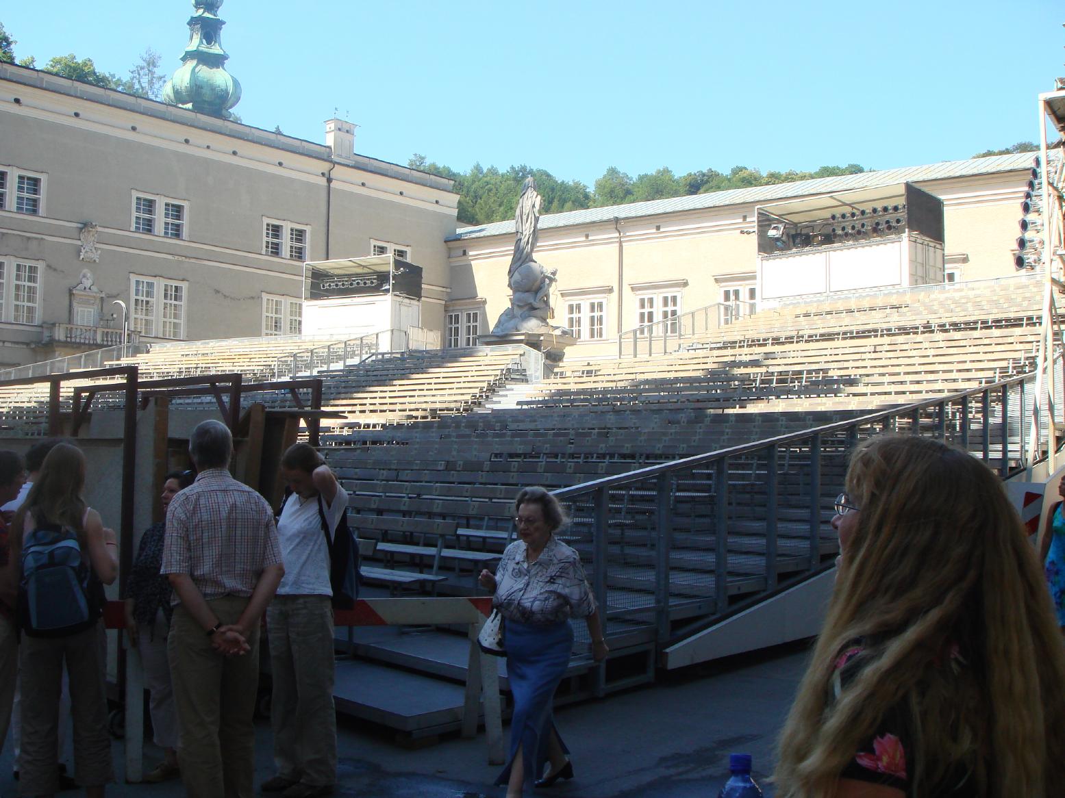 ドーム前広場に仮説観覧席。ザルツブルク音楽祭の幕開けは、ここで演じられる’イェーダーマン’。